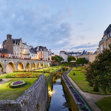 Elegance Et Romantisme Au Coeur De La Situee Sur La Place De Lices - Le Port Ванн