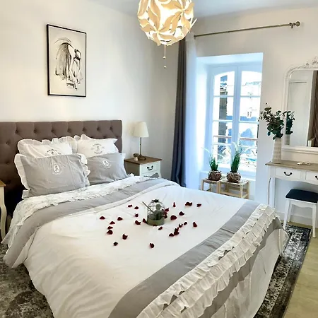 Elegance Et Romantisme Au Coeur De La Situee Sur La Place De Lices - Le Port Апартаменты